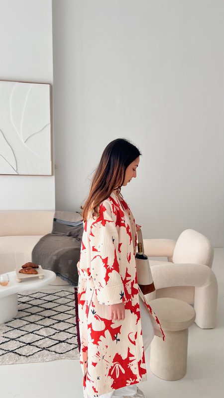 Kimono Sakura - 100% cotone con motivo contemporaneo in rosso sakura e bianco sporco, può essere utilizzato come accappatoio o per la casa ma anche come giacca