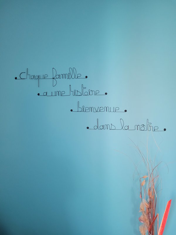 Wire wall decoration - "Every family has a story welcome in ours" - Bijoux de Mur