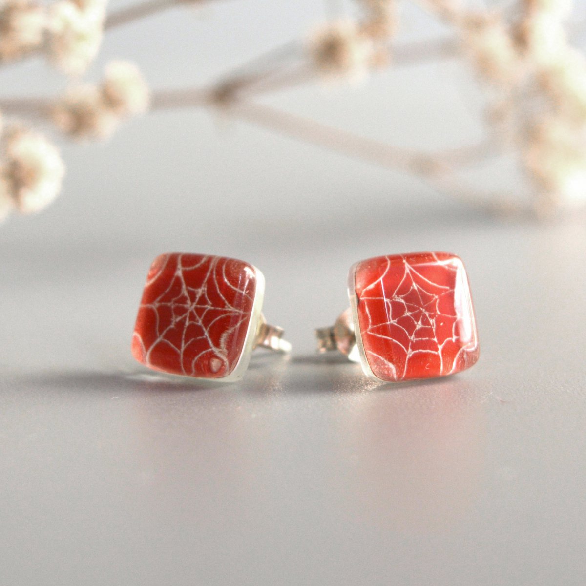 Lindos pendientes de tela de araña, color rojo, tachuelas de vidrio y plata de primera ley