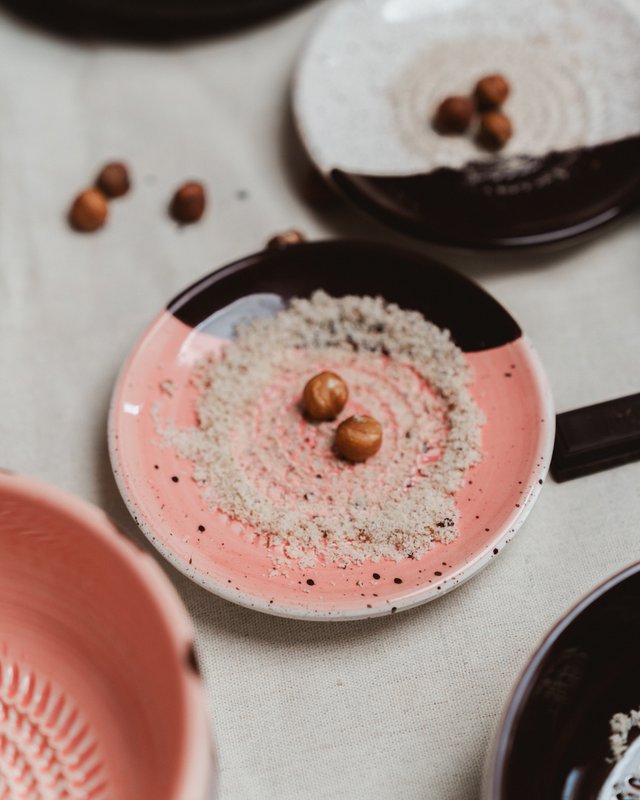 Small Ceramic Garlic Grater Plate – Ideal for Gifting / CHOCOLATE