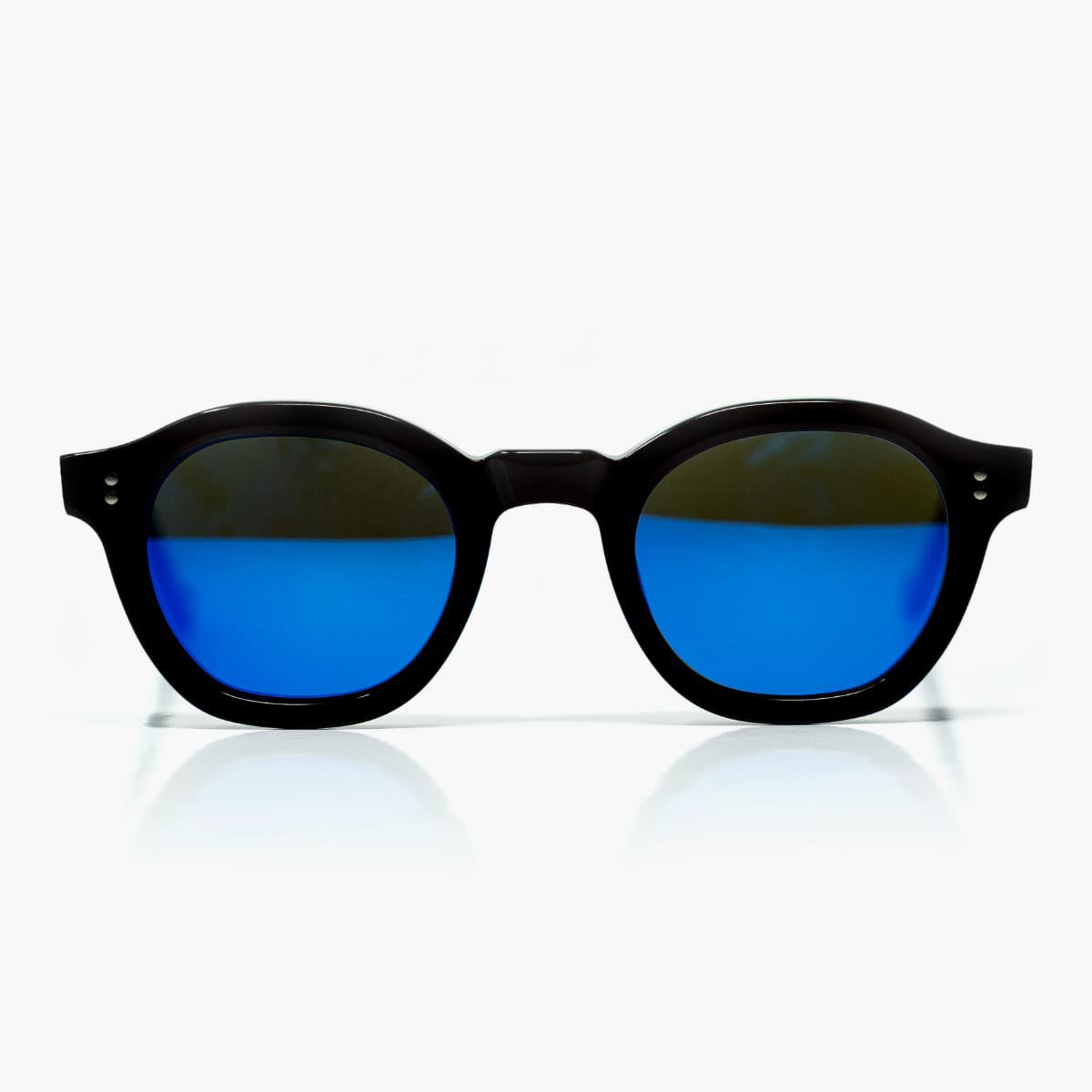 BLACK / Blauverspiegelung auf graugrünen Grundgläsern.