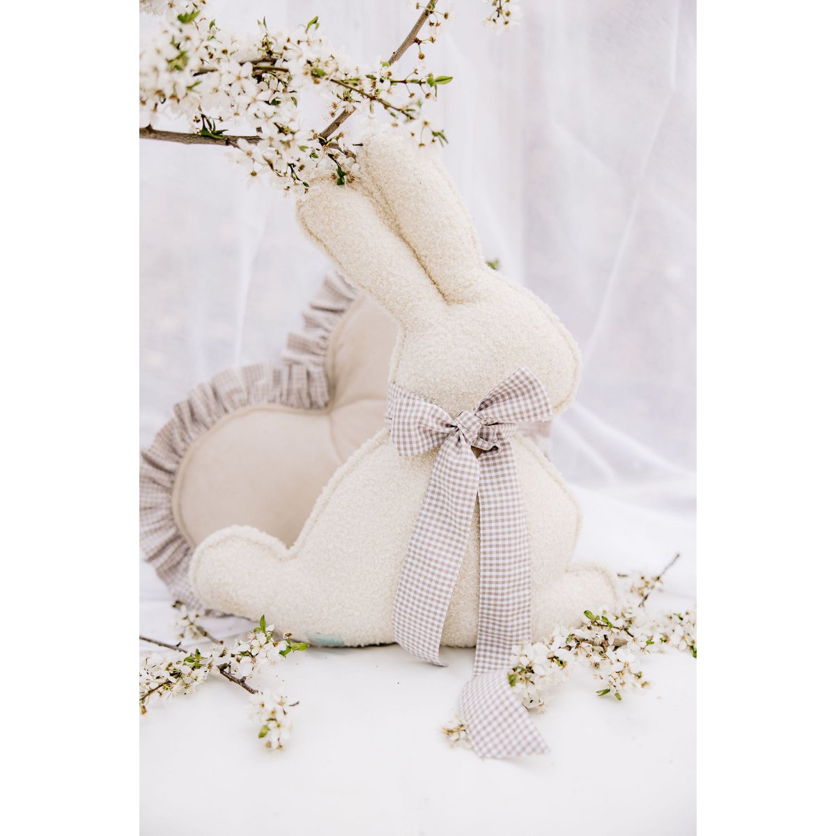 Fluffy Boucle Paashaaskussen "Roze Strik"