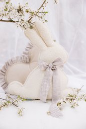 Fluffy Boucle Paashaaskussen "Roze Strik"