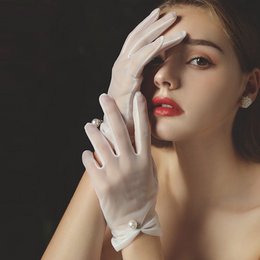 Gants de mariée avec bordures en perles et dentelle