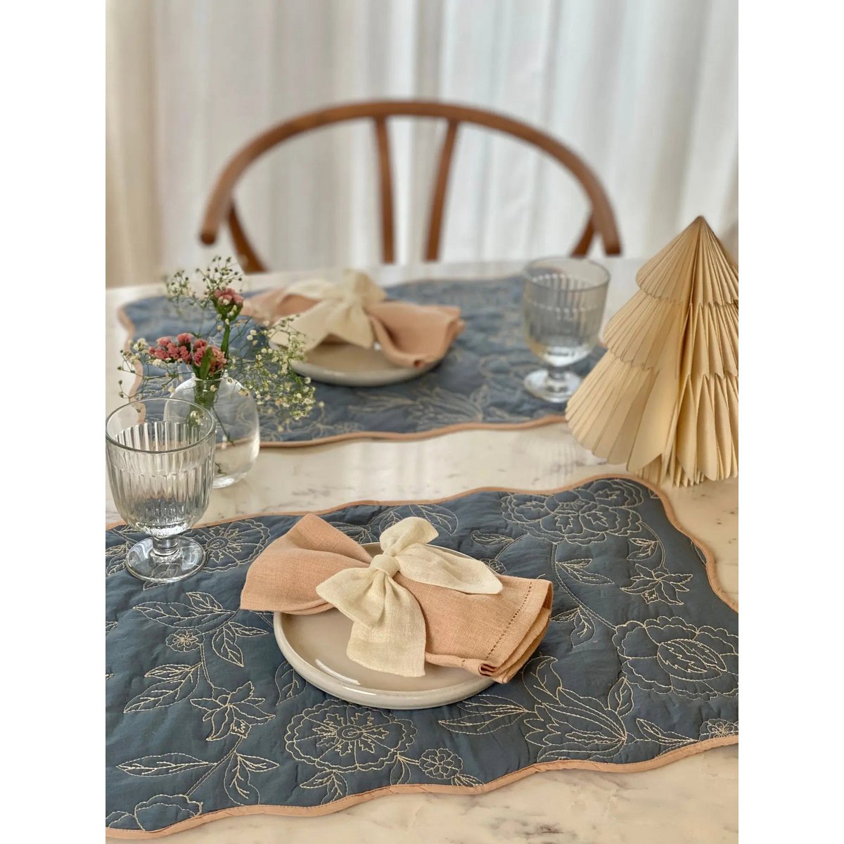 Tafelmat | Rosabelle Chintz Azure Scallop Matten-Set van 2 van Sanctuary Living