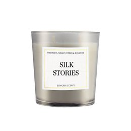Świeca zapachowa Silk Stories 230g - drzewo cedrowo-sandałowe, 50h
