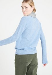 LILLY 7 Himmelblå figursyet cardigan i kashmir med V-hals