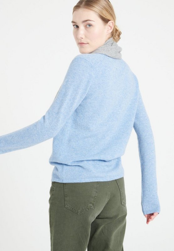 LILLY 7 Himmelblå figursyet cardigan i kashmir med V-hals