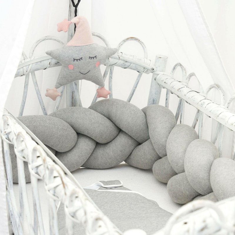 Bettumrandung grau geflochten gestrickt
