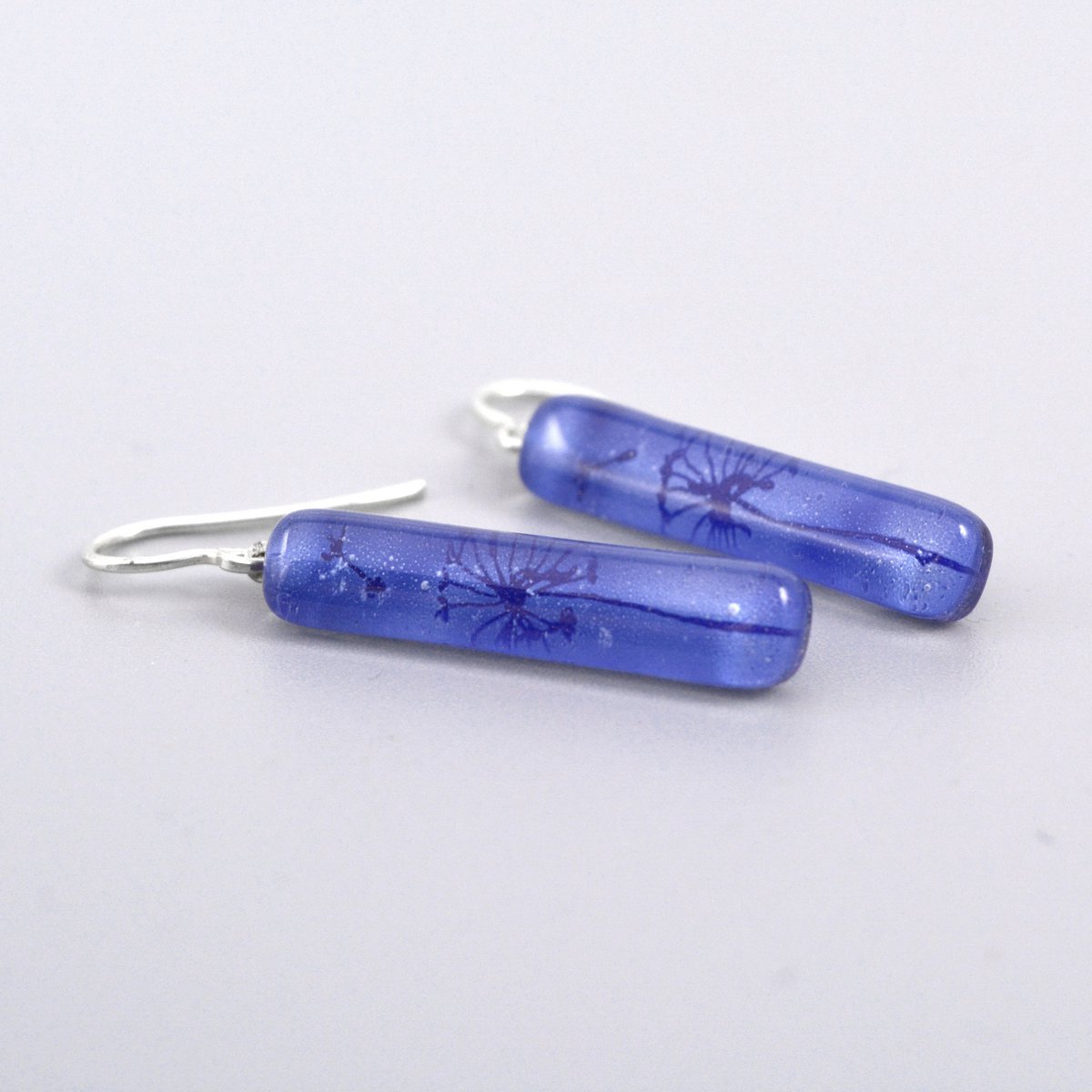 Orecchini dente di leone blu, barra lunga, vetro riciclato e argento sterling