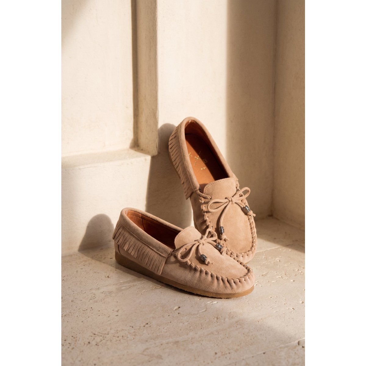 BINITA BEIGE – Wildleder-Mokassins im Kiowa-Stil mit Fransendetail