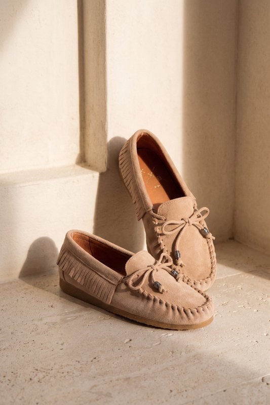 BINITA BEIGE – Wildleder-Mokassins im Kiowa-Stil mit Fransendetail