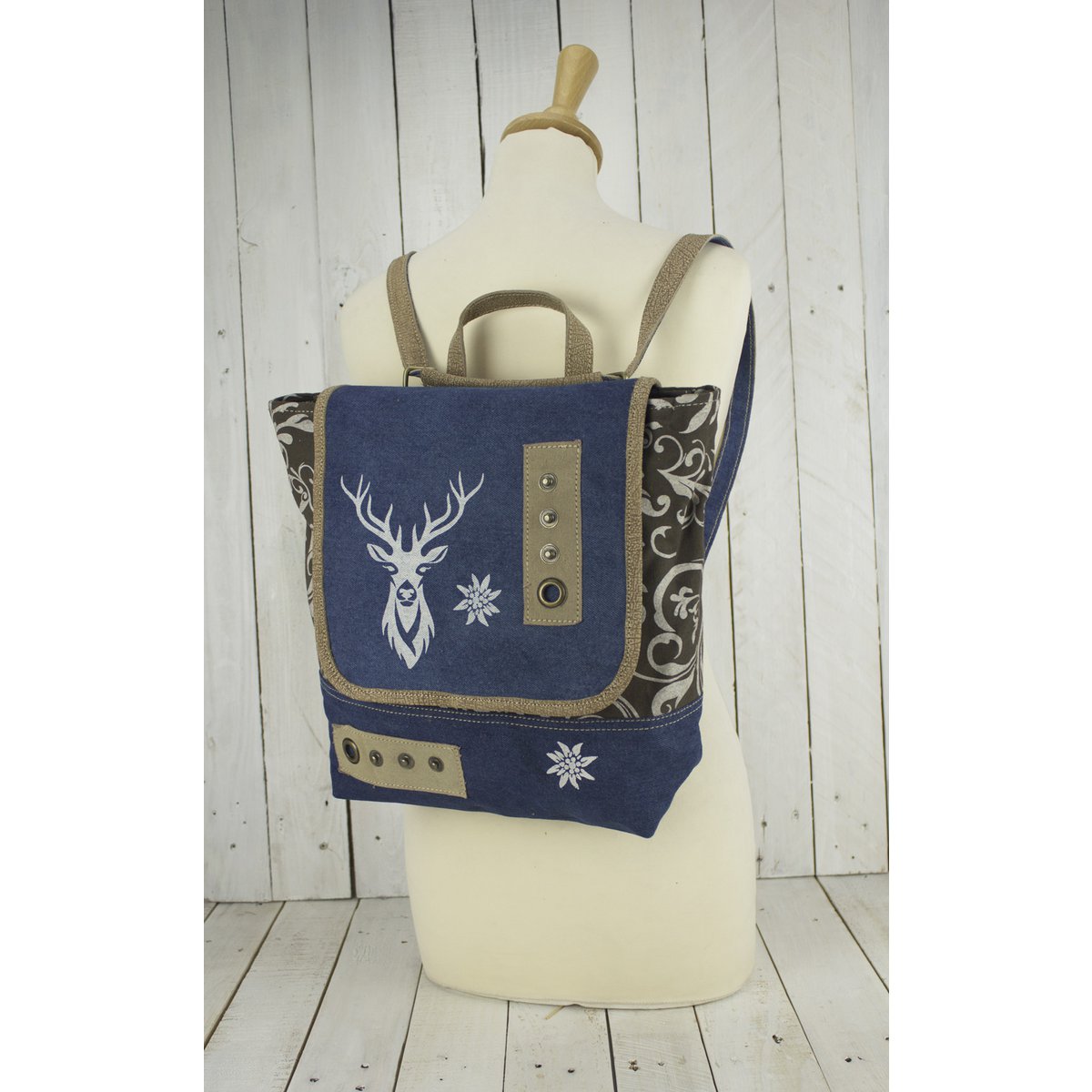 Domelo traditionele rugzak/schoudertas voor meisjes. Rugzak gemaakt van upcycled jeans en canvas met een hertenmotief