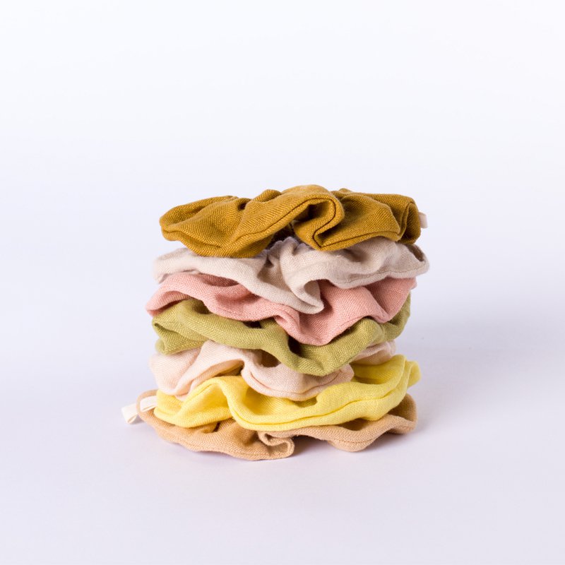 Scrunchie lavet af økologisk hør, vegetabilsk farvet