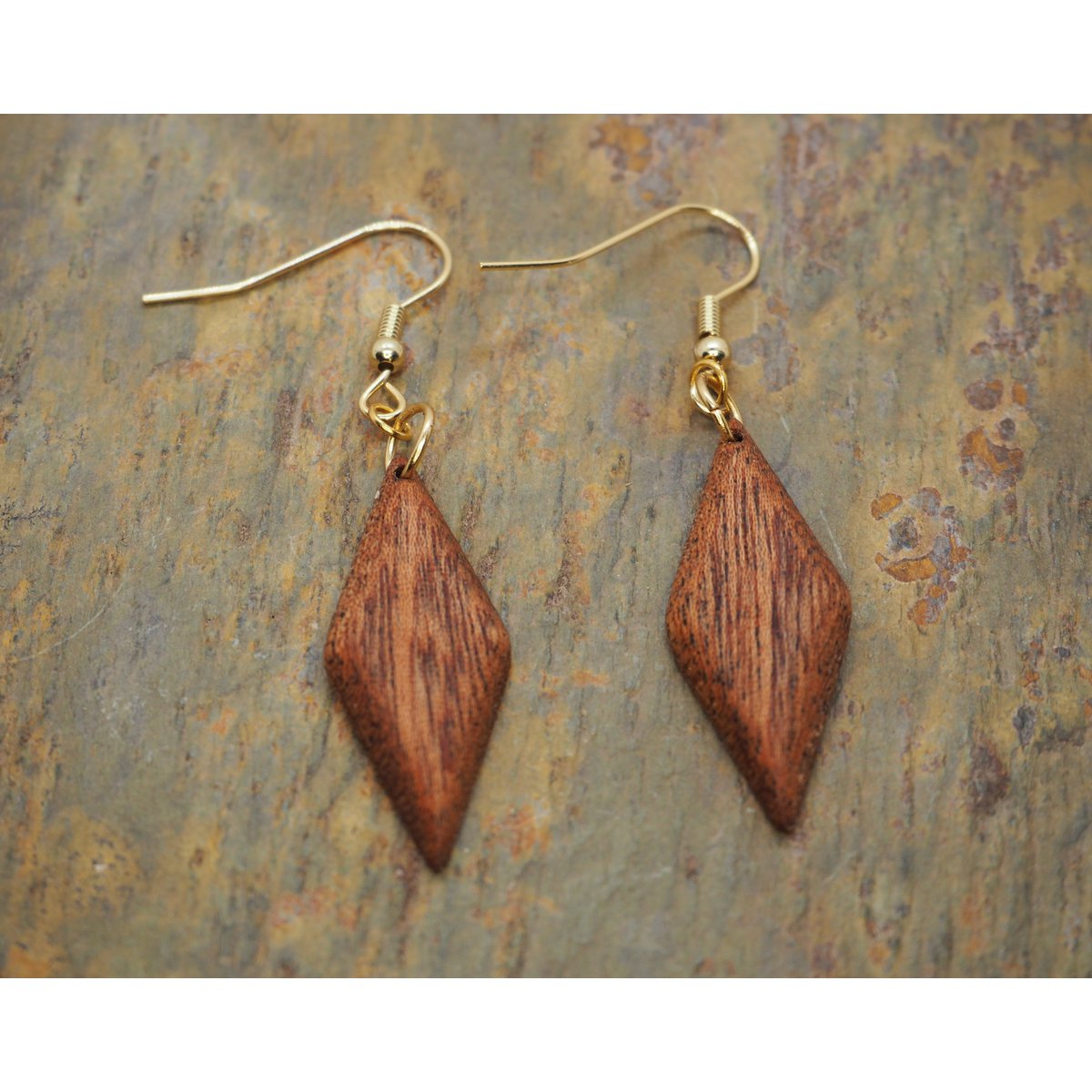 Boucles d'oreilles pendantes en forme de diamant en bois d'acajou fin, très léger, surface huilée mate, boucles d'oreilles en acier inoxydable plaqué or ou argent