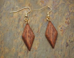 Boucles d'oreilles pendantes en forme de diamant en bois d'acajou fin, très léger, surface huilée mate, boucles d'oreilles en acier inoxydable plaqué or ou argent