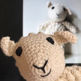 Cordero Luna-Leena Dolly cuddle off white - algodón orgánico - 0+ - hecho a mano en Nepal
