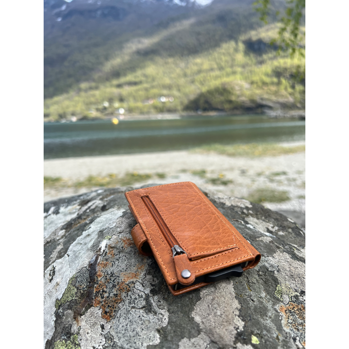 Etui na karty Lundholm wysuwane - z przegródką na monety, banknoty - skórzane etui na karty wysuwane etui na karty kredytowe męski prezent dla mężczyzny męskie prezenty prezent na dzień ojca prezent na dzień ojca koniak brązowy czarny