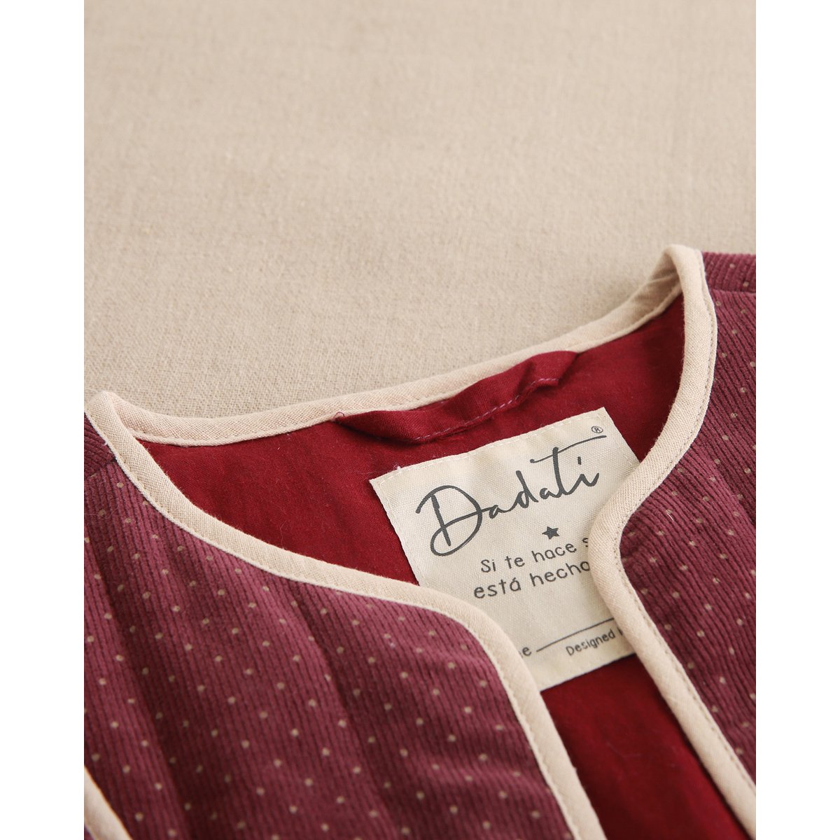 Meisjesvest met paarse ruches en beige stippen P73-11604091