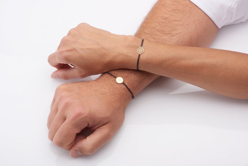 Display with bracelets