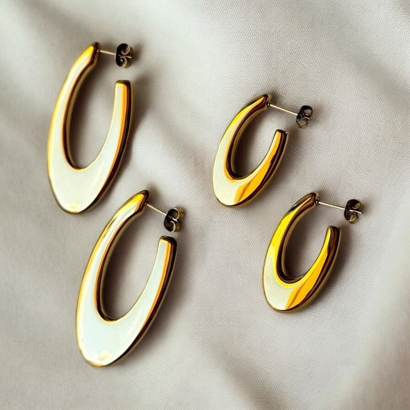 OVAL BLISS – Guld Oval Lobe Øreringe