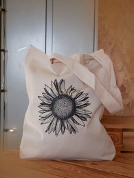 Fabric bag with sunflower print, made of natural cotton material, suitable for everyday use as a shoulder bag.