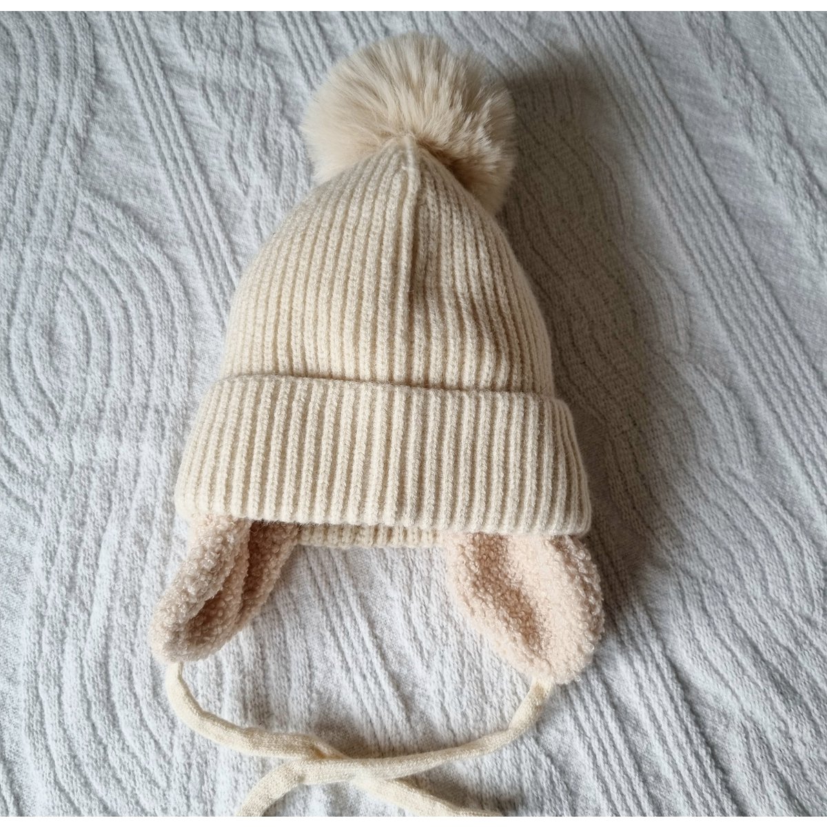 Baby Winter Muts Met Oorwarmers en Pompon - Beige