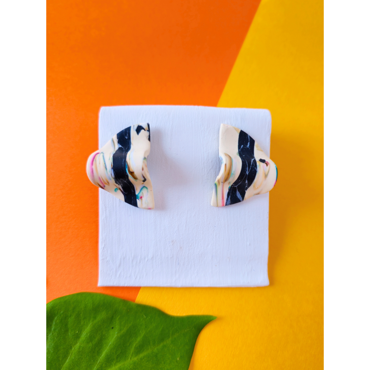 Boucles d'oreilles clous Ragna en beige et coloré