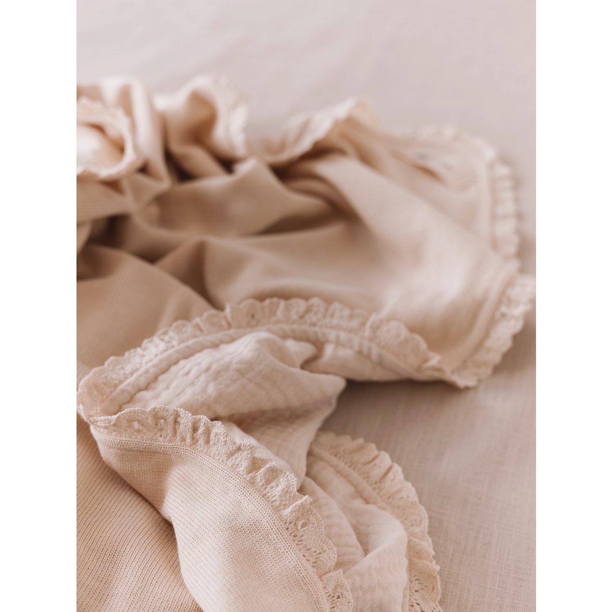 Tricot + Couverture Mousseline / crème au beurre + dentelle