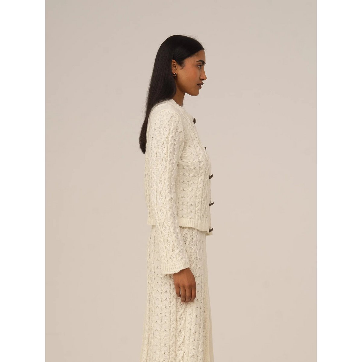 Cardigan bianco lavorato a maglia nuda