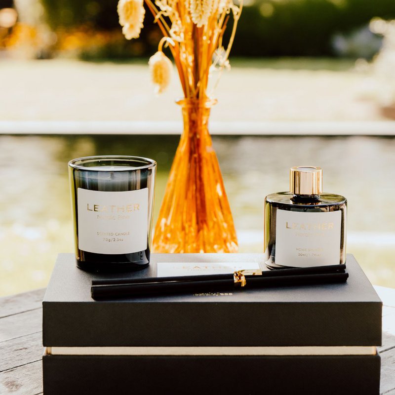 Nordic Pine leather feel gift pack: geurkaars en geurstokjes