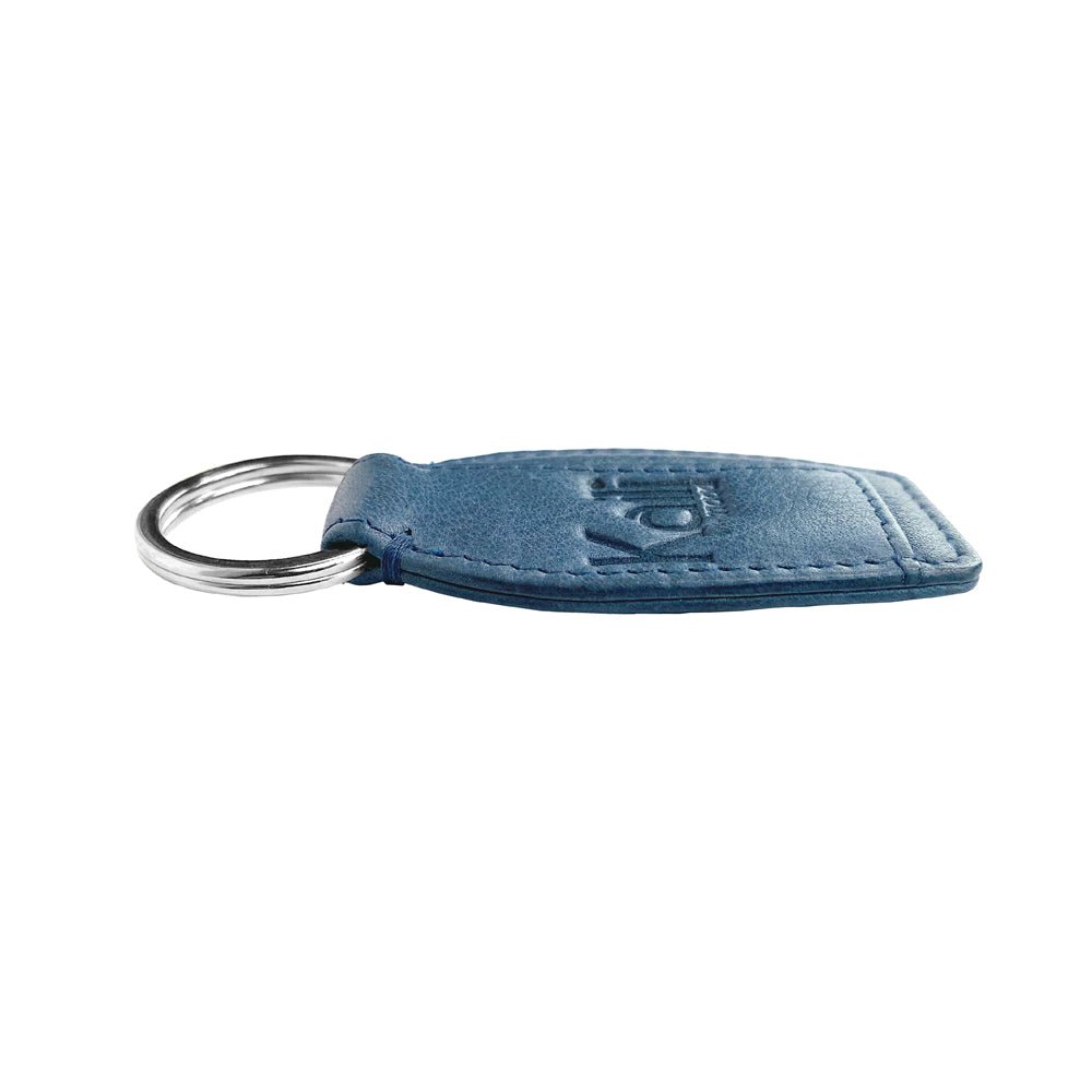 K10753PB | Sleutelhanger van echt volnerf leer, met lichte nerf. Avio-kleur. Ring van gepolijst nikkel. Totale afmetingen: 3,5 x 9 x 0,5 cm. Verpakking: stijve bodem/deksel geschenkdoos