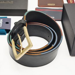 Herren hochwertiger schwarzer italienischer Ledergürtel. Wildleder -Farbdetail. "Montys charakteristischer Gürtel"