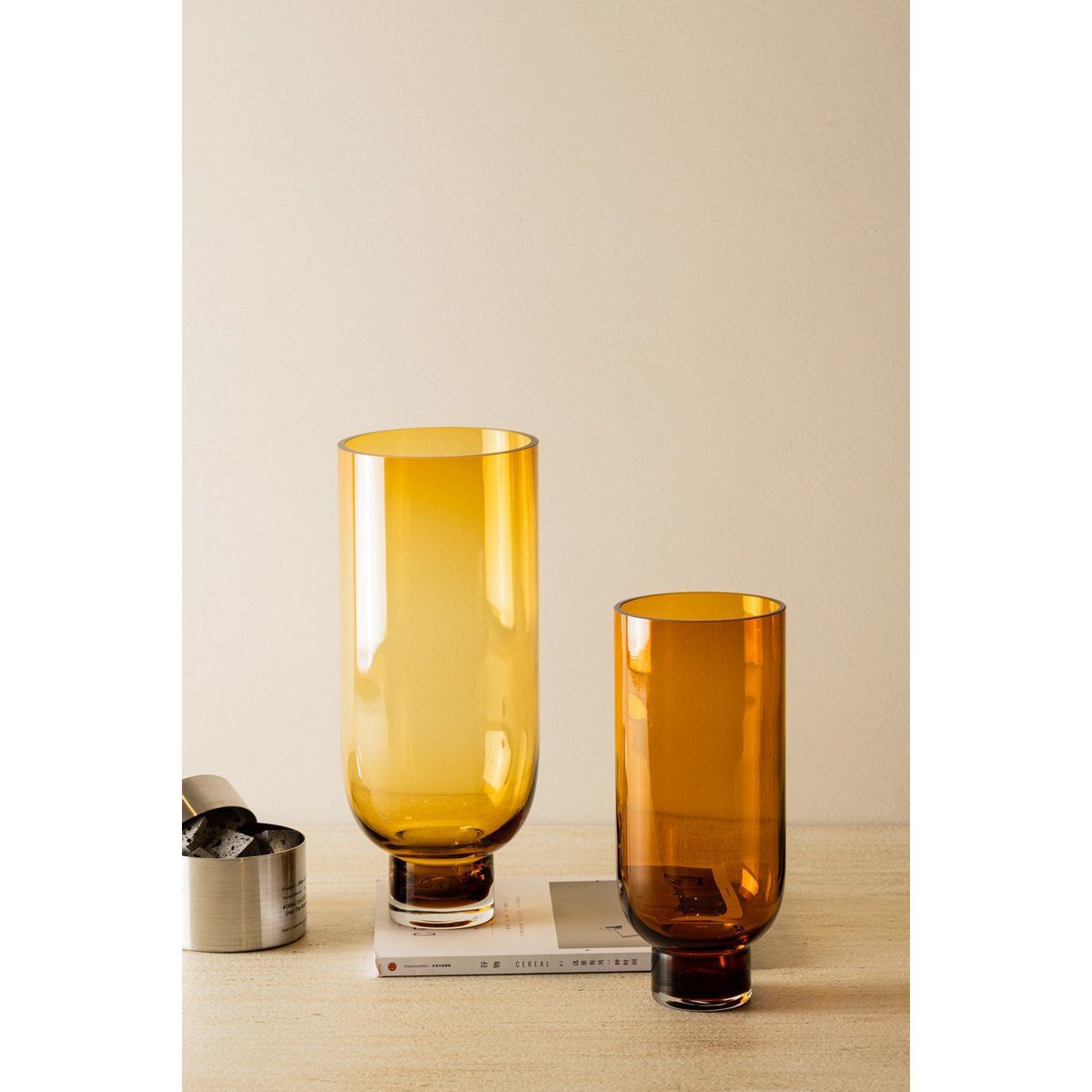 Vaso alto moderno e sobrio in vetro, forma cilindrica su base solida, caldo arancio scuro, OMAHA18AM