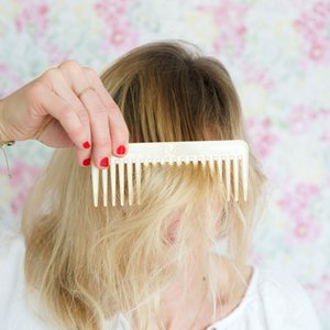 Opaline comb