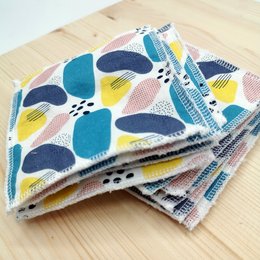 Washable cleansing square with colorful abstract patterns, suitable for facial cleansing.