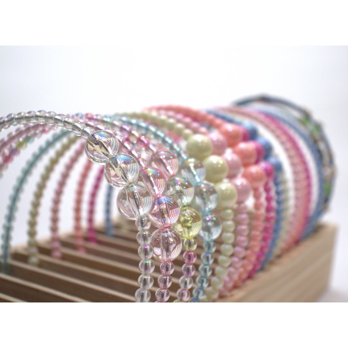 YUKO B HEADBAND OFFER. Wooden display including the entire collection of headbands, 2 per model and 34 in total