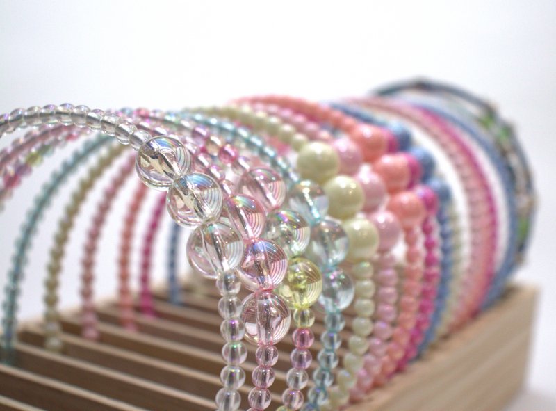 YUKO B HEADBAND OFFER. Wooden display including the entire collection of headbands, 2 per model and 34 in total