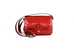  Red leather shoulder bag, glossy finish, rectangular shape, adjustable strap, classic design