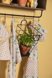 A beige and yellow kitchen apron with a pattern of leaves and bananas, measuring 70x85 cm.