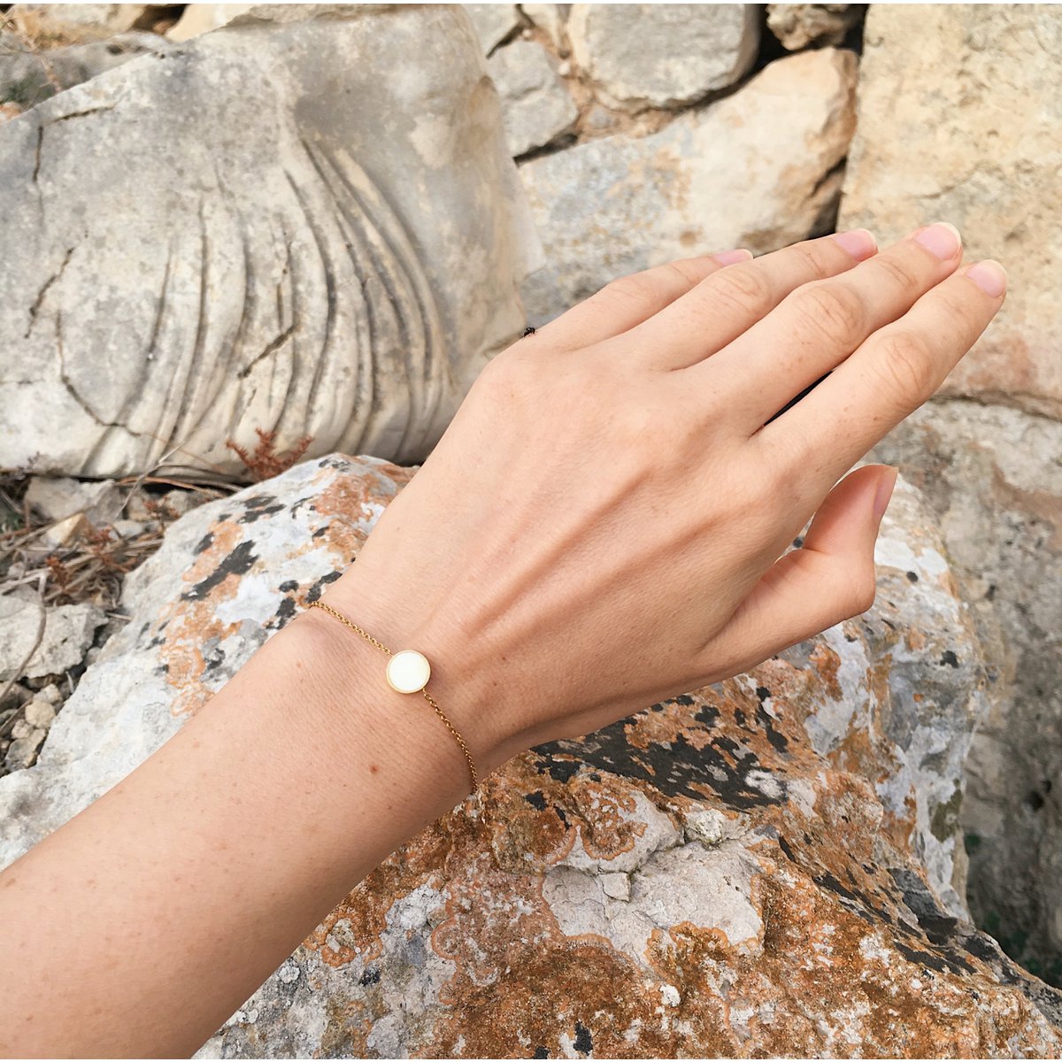 Armbånd med hvid sten opal