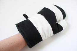 Schwarz-weiß gestreifte Ofenhandschuhe