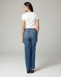 Helle, mittelhohe Jeans mit weitem Bein und Used-Waschung in Blau | Die Lolita