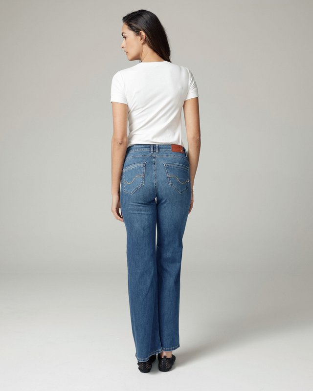 Helle, mittelhohe Jeans mit weitem Bein und Used-Waschung in Blau | Die Lolita