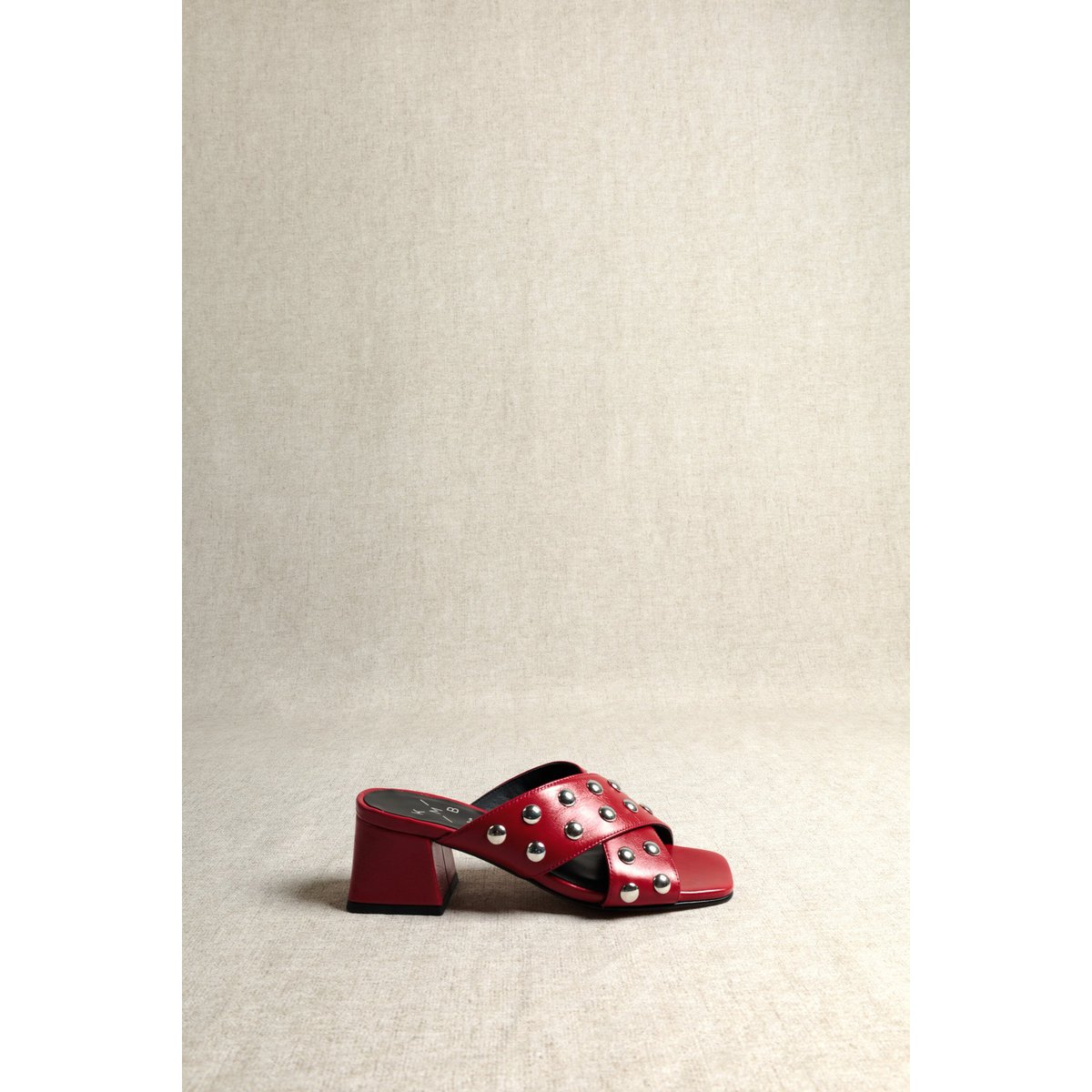 MOMMY STUDS RED – Mule nabijane ćwiekami na obcasie
