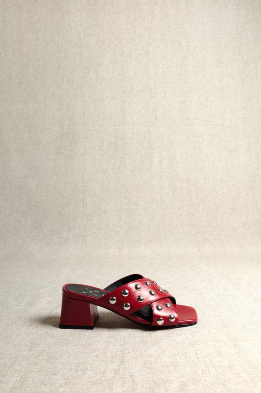 MOMMY STUDS RED – Mule nabijane ćwiekami na obcasie