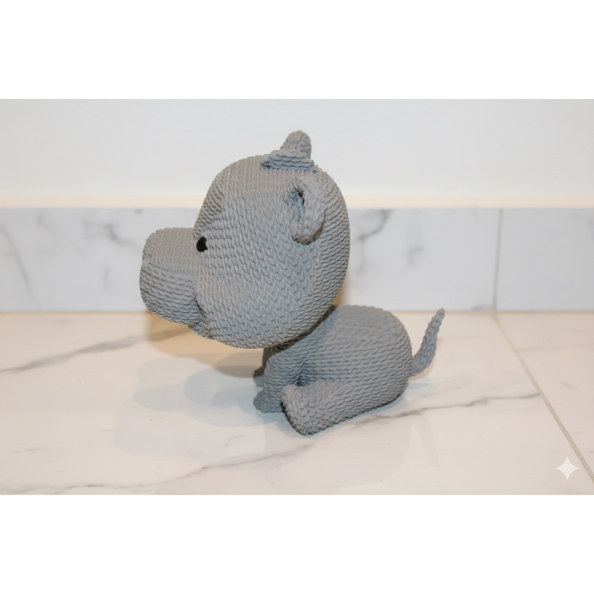 Eterna Wonder — Dzianinowa figurka hipopotama — Dekoracyjna mini rzeźba — Jasnoniebieski — 15 cm