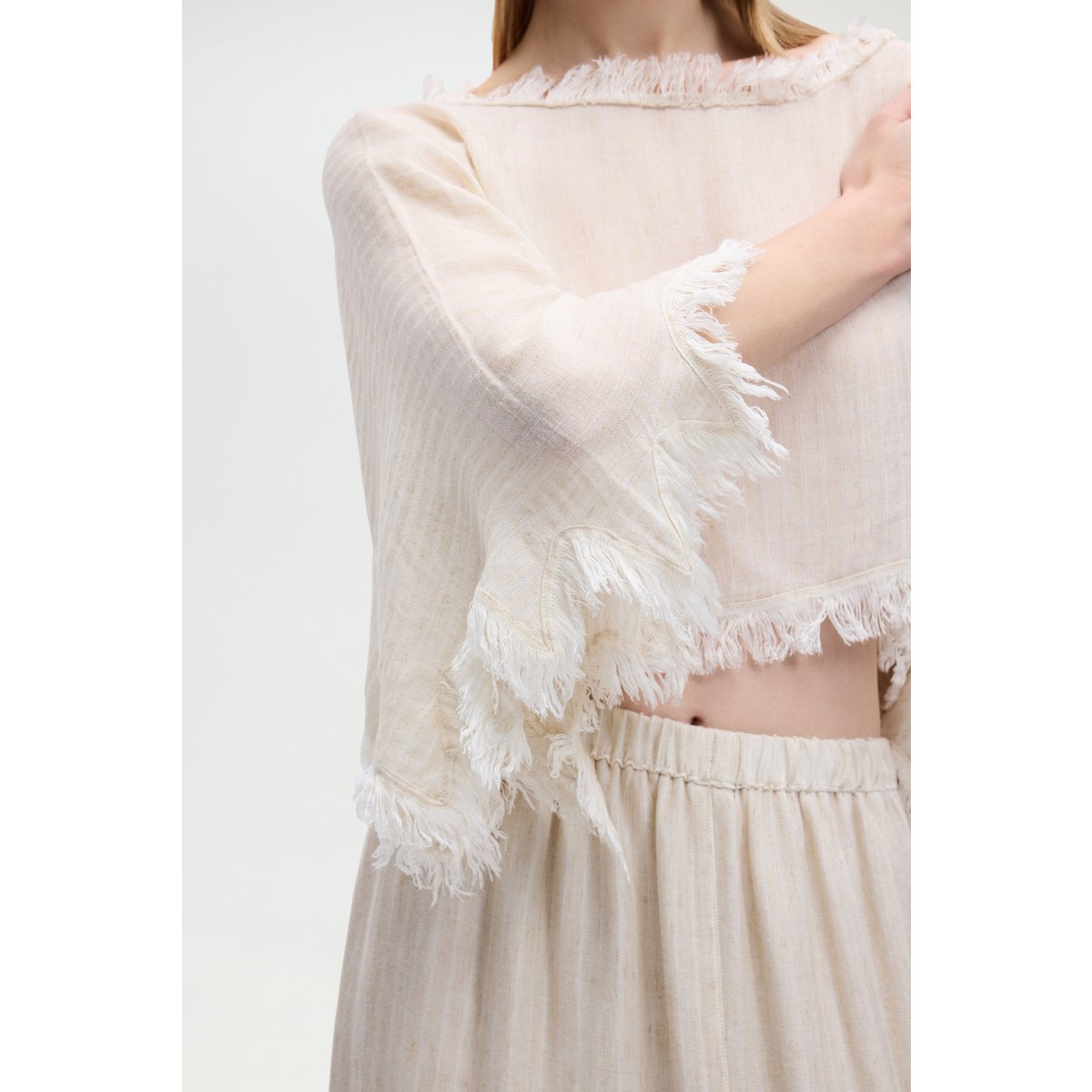 IKIKIZ Crop-Bluse aus natürlichem TENCEL™-Leinen