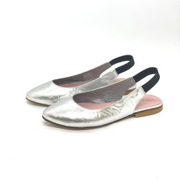 Silver slingback baby shoes with a pointed toe and low heel. Suitable for infants and toddlers.