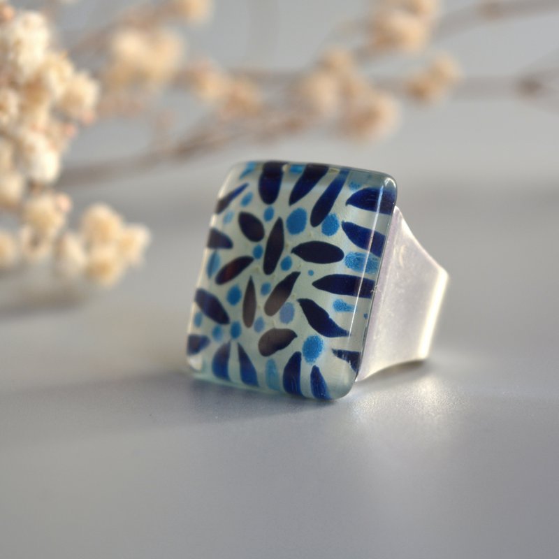 Oversized ring med mørkeblå blade og cerulean blå bær, Justerbar størrelse